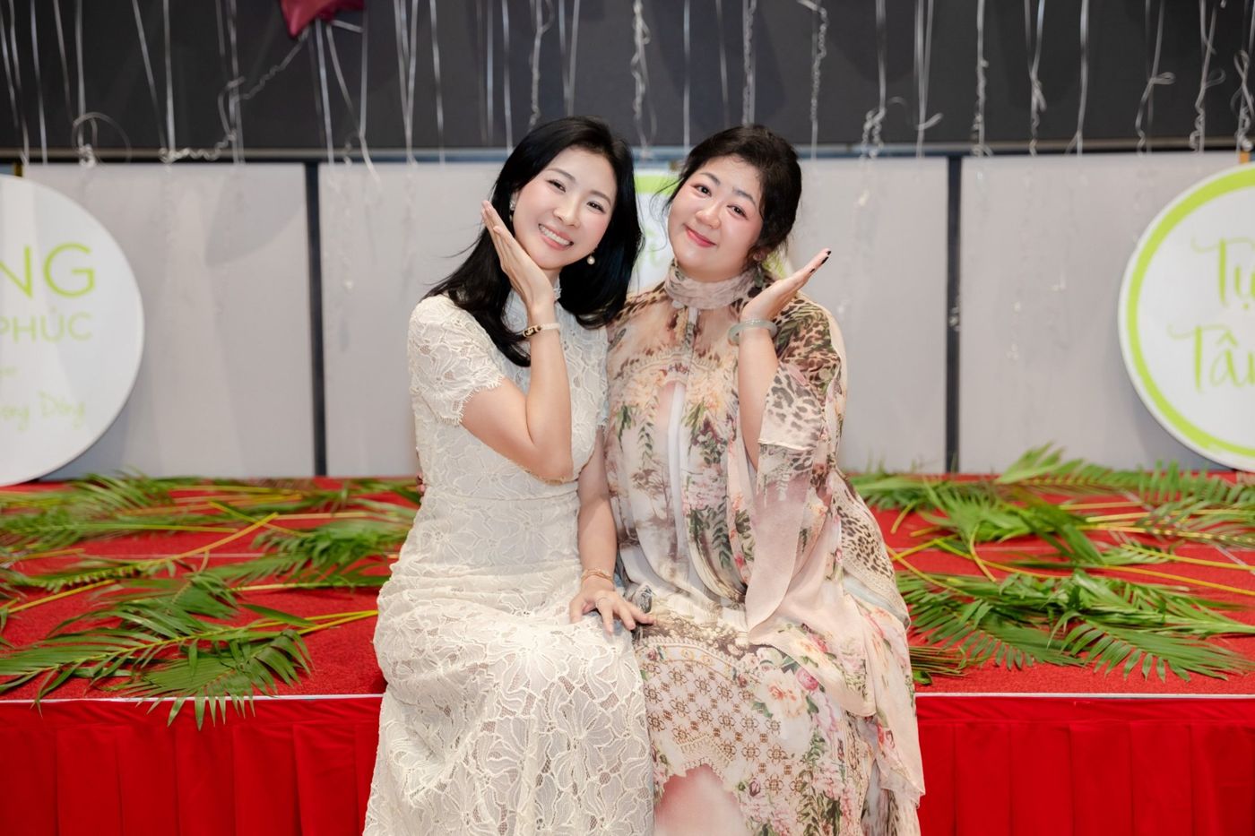 Hồng Ngọc cùng một người bạn