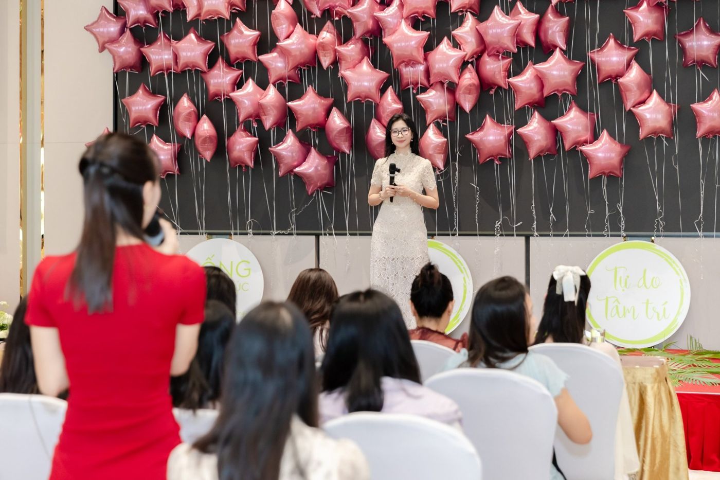 Hồng Ngọc chia sẻ trên sân khấu