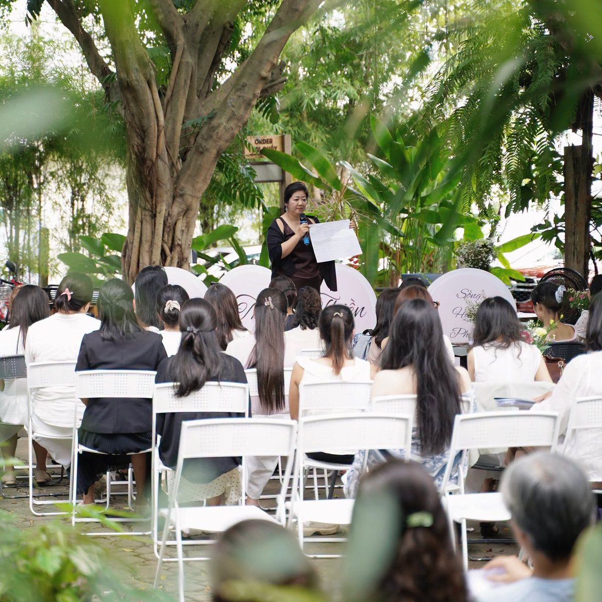 Pepper đứng lớp ngoài trời giữa khu vườn, học viên ngồi nghe