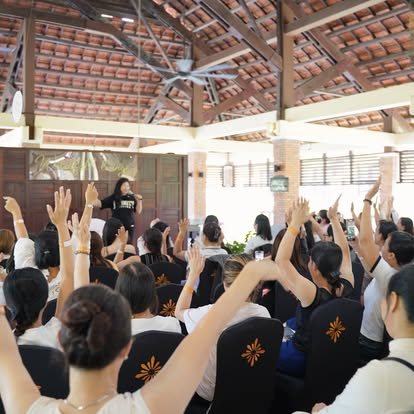 Học viên giơ tay hưởng ứng trong buổi học cùng Pepper