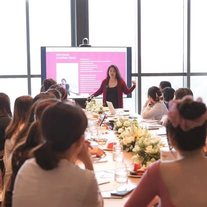 Pepper trình bày nội dung chương trình cho nhóm học viên quanh bàn
